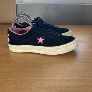 Hello Kitty Converse One Star Women’s 6 Men’s 4